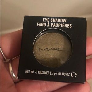 Mac sumptuous olive eye shadow